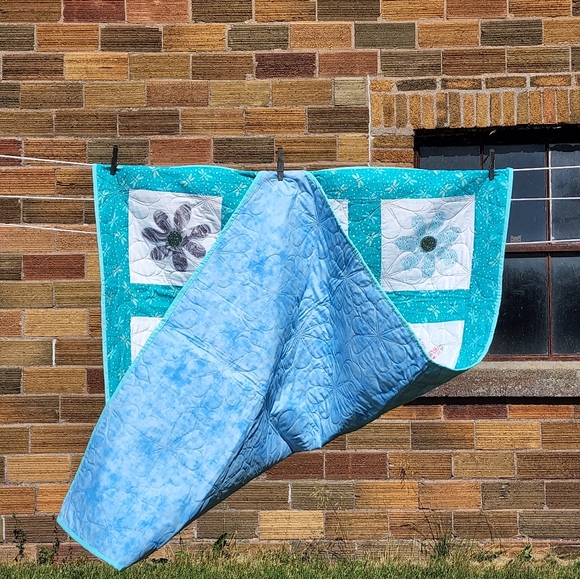 Flower Quilt New W/O tags - Picture 2 of 2